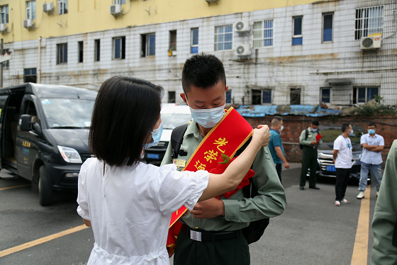 区退役军人事务局积极做好迎接退役士兵光荣返乡工作