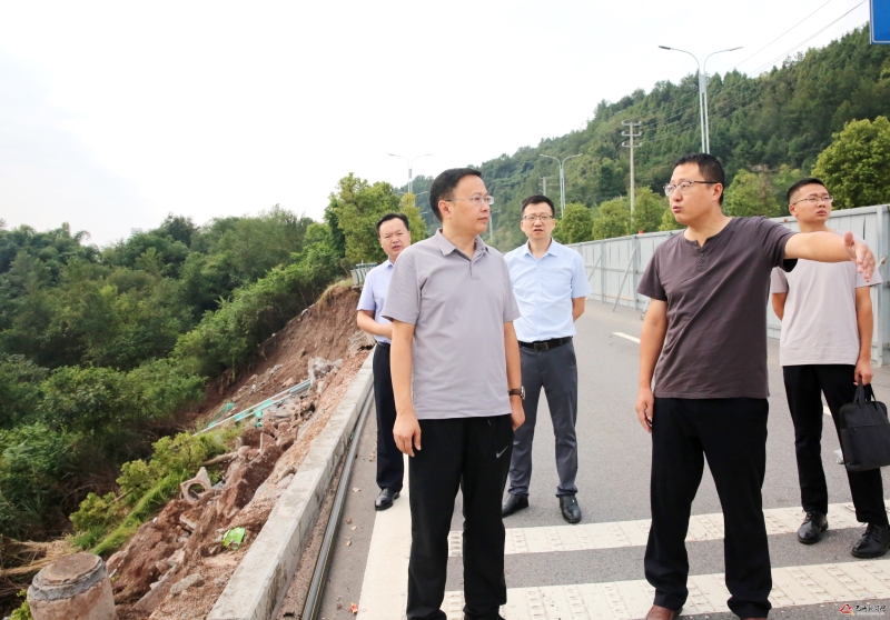 10月2日,区委副书记,区长黄俊霖带队到巴州区部分建筑工地,地灾隐患点